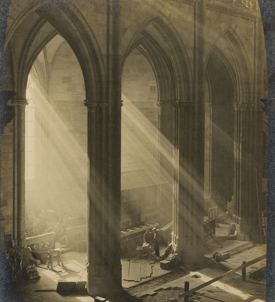 Josef Sudek, Pohled do hlavní a jižní lodi nové části chrámu sv. Víta (Z cyklu Svatý Vít), 1928, UPM Praha Josef Sudek, Pohled do hlavní a jižní lodi nové části chrámu sv. Víta (Z cyklu Svatý Vít), 1928, UPM Praha