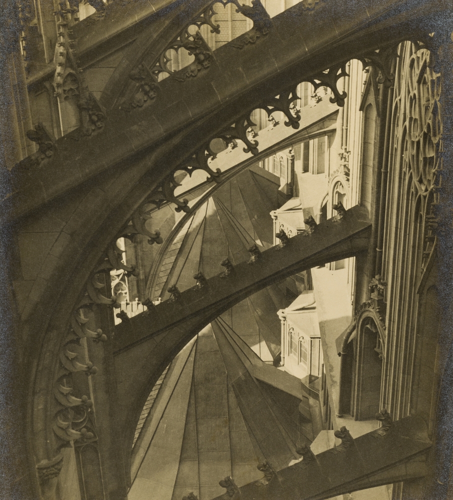 Josef Sudek, Z cyklu Svatý Vít, Průhled opěrnými oblouky chrámu sv. Víta na jihu, na střechy kaplí kněžiště., 1928, UPM Praha Josef Sudek, Z cyklu Svatý Vít, Průhled opěrnými oblouky chrámu sv. Víta na jihu, na střechy kaplí kněžiště., 1928, UPM Praha
